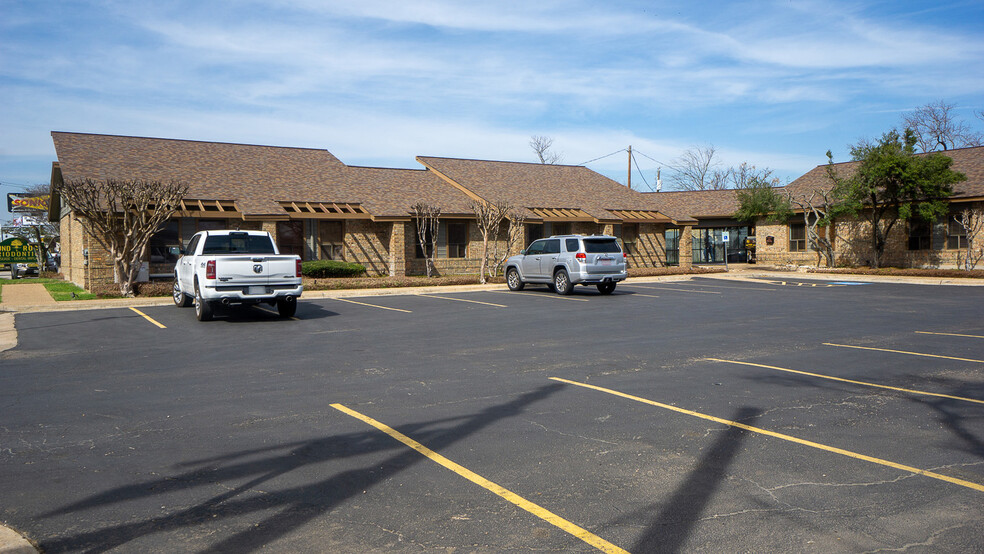 1717 N Mays St, Round Rock, TX for lease - Primary Photo - Image 1 of 11