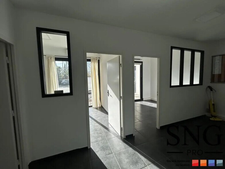 Office in Éguilles for lease - Interior Photo - Image 2 of 11