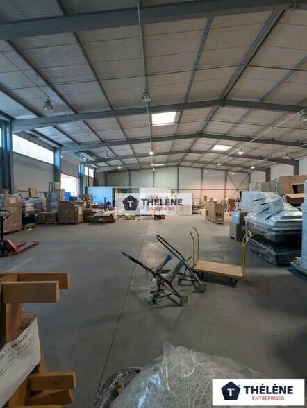 Flex in Gallargues-le-Montueux for lease - Interior Photo - Image 1 of 5