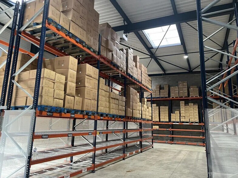 Flex in Gennevilliers for lease - Interior Photo - Image 2 of 6