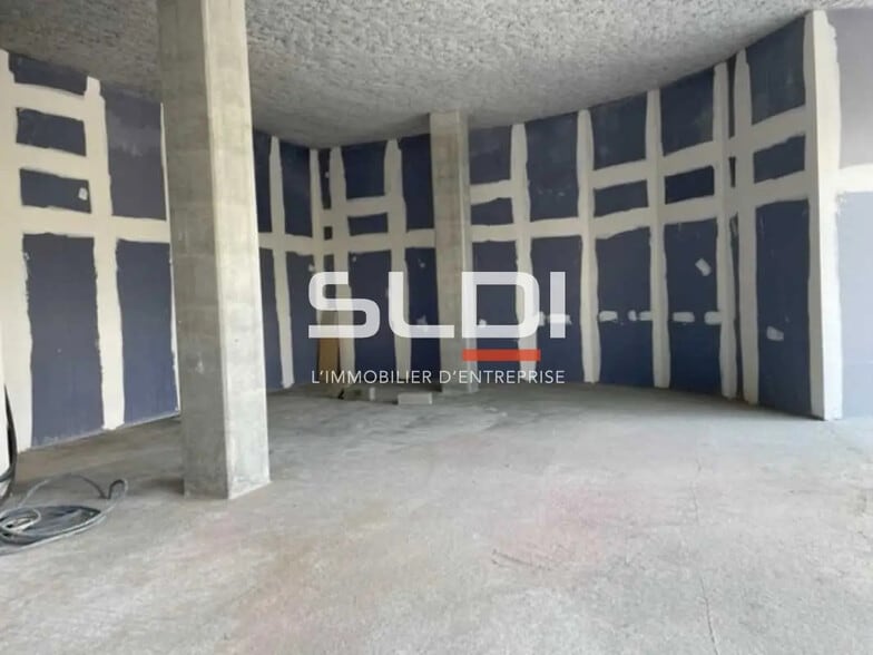 Retail in Vénissieux for lease - Building Photo - Image 3 of 6