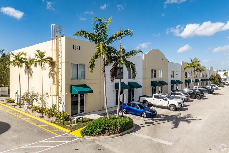 1211 Stirling Rd, Dania Beach, FL for lease - Building Photo - Image 3 of 9