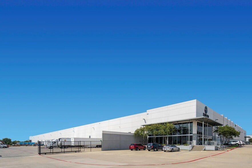 705 E Wildlife Pky, Grand Prairie, TX for lease - Building Photo - Image 2 of 9