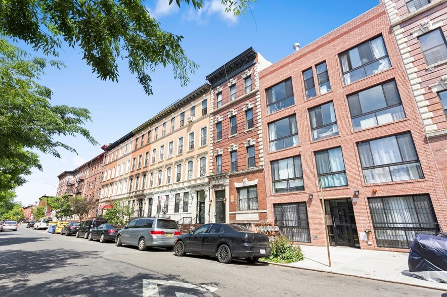 237 Bainbridge St, Brooklyn, NY for sale - Primary Photo - Image 1 of 1