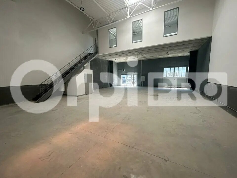 Office in Vaux-le-Pénil for lease Interior Photo- Image 1 of 6