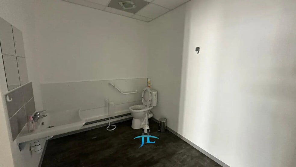 Retail in Langon for lease - Interior Photo - Image 3 of 13