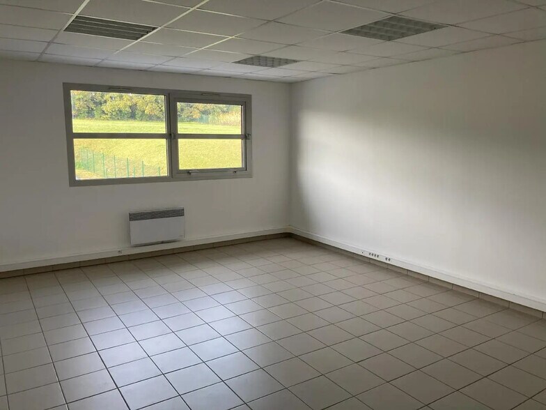 Office in Chambly for lease - Interior Photo - Image 3 of 15