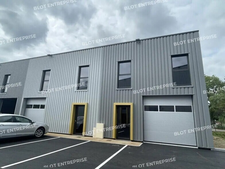 Flex in Couëron for lease - Building Photo - Image 1 of 6