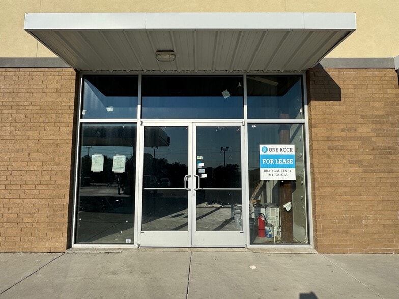 5815 S Cockrell Hill Rd, Dallas, TX for lease - Building Photo - Image 2 of 6