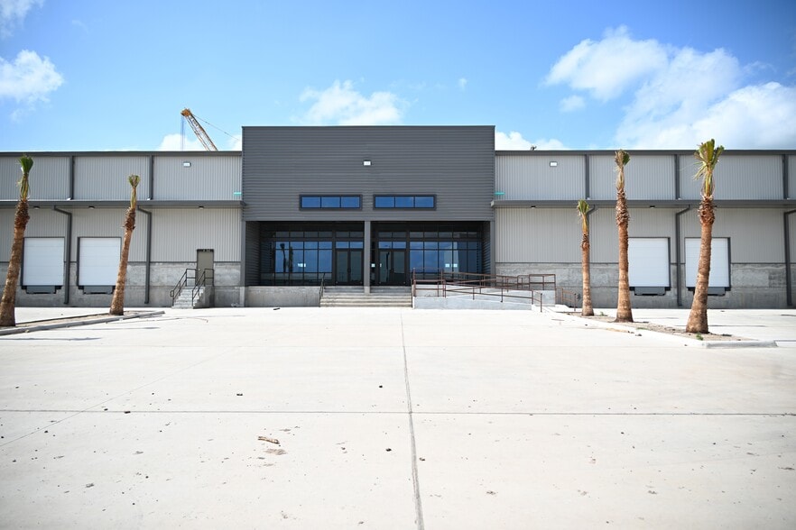 7244 Industrial Cir, Brownsville, TX for lease - Building Photo - Image 3 of 10