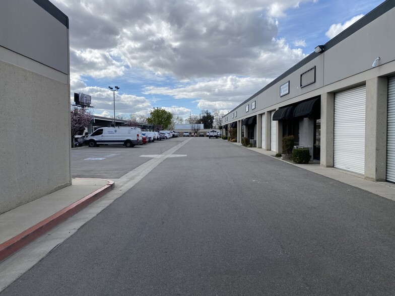 2015 Westwind Dr, Bakersfield, CA for lease - Building Photo - Image 2 of 3