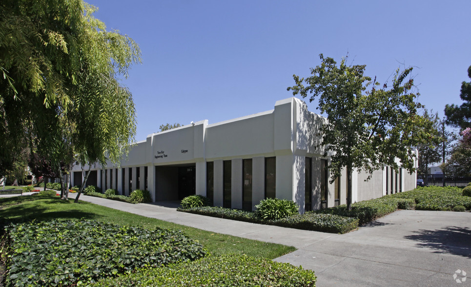 2225 Martin Ave, Santa Clara, CA for lease - Building Photo - Image 1 of 8