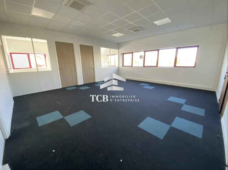 Flex in Sainte-Luce-sur-Loire for lease - Interior Photo - Image 2 of 9