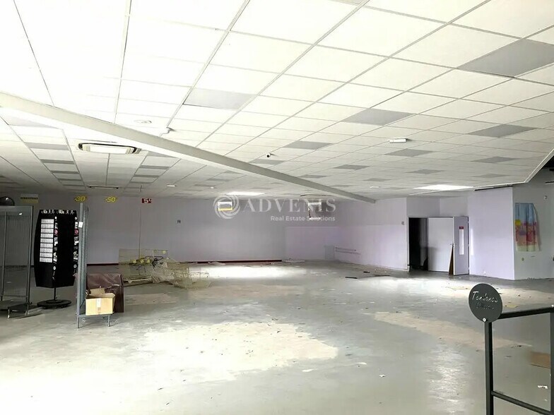 Retail in Saint-Germain-du-Puy for lease - Interior Photo - Image 2 of 3