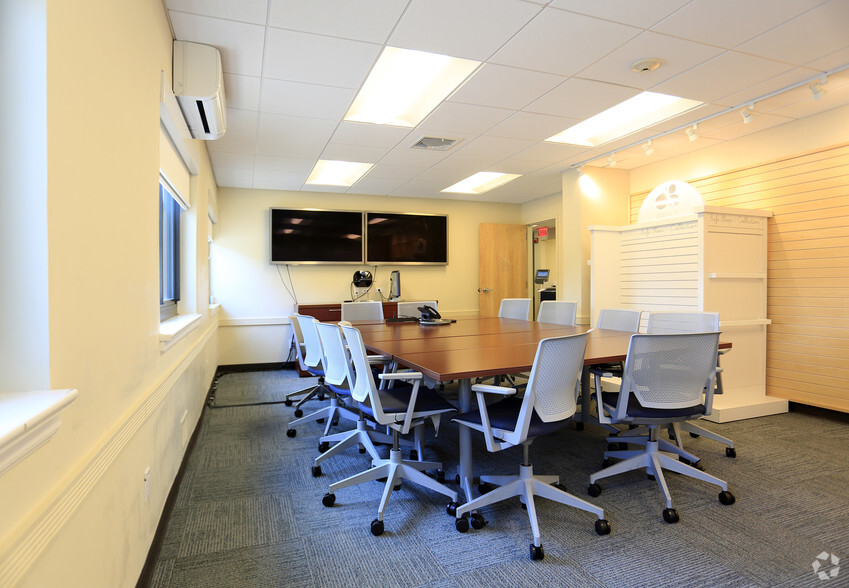 172 S Broadway, White Plains, NY for lease - Interior Photo - Image 2 of 14