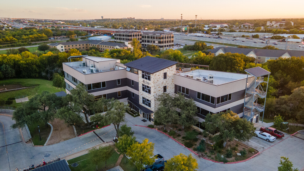 411 W Main St, Round Rock, TX for lease - Building Photo - Image 3 of 12