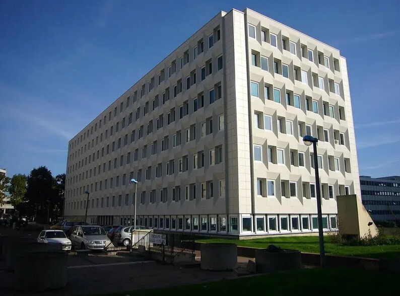 Office in Créteil for lease - Building Photo - Image 1 of 4