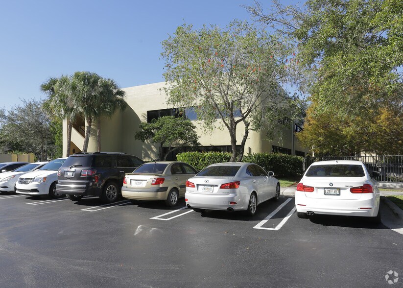 8130 Royal Palm Blvd, Coral Springs, FL for lease - Building Photo - Image 3 of 7