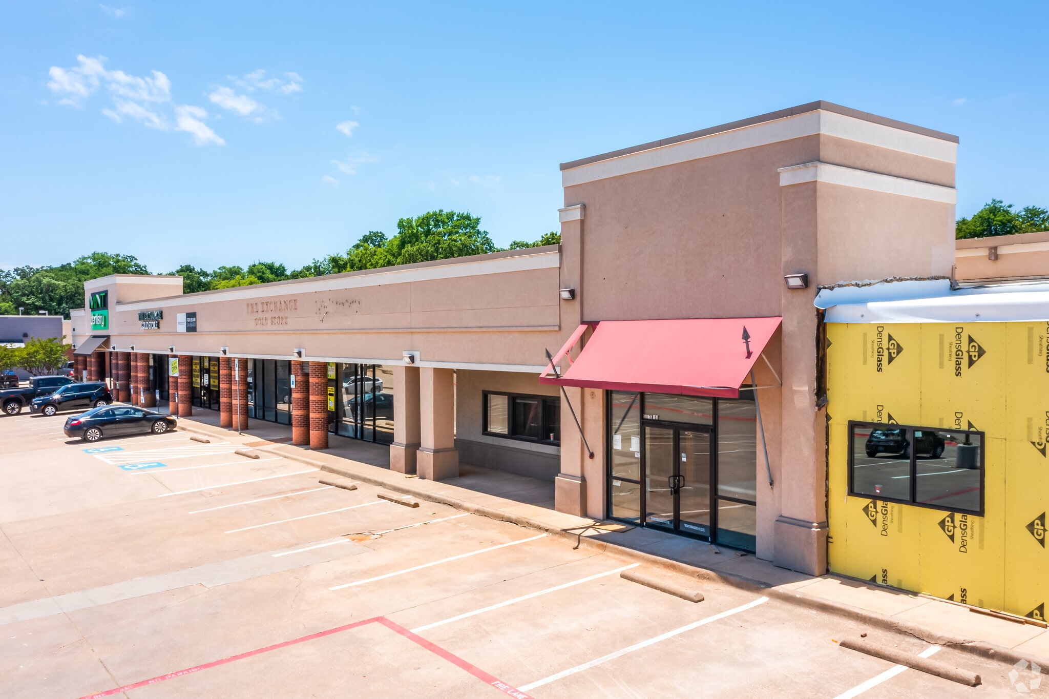 2416 Lillian Miller Pky, Denton, TX 76205 Southridge Plaza