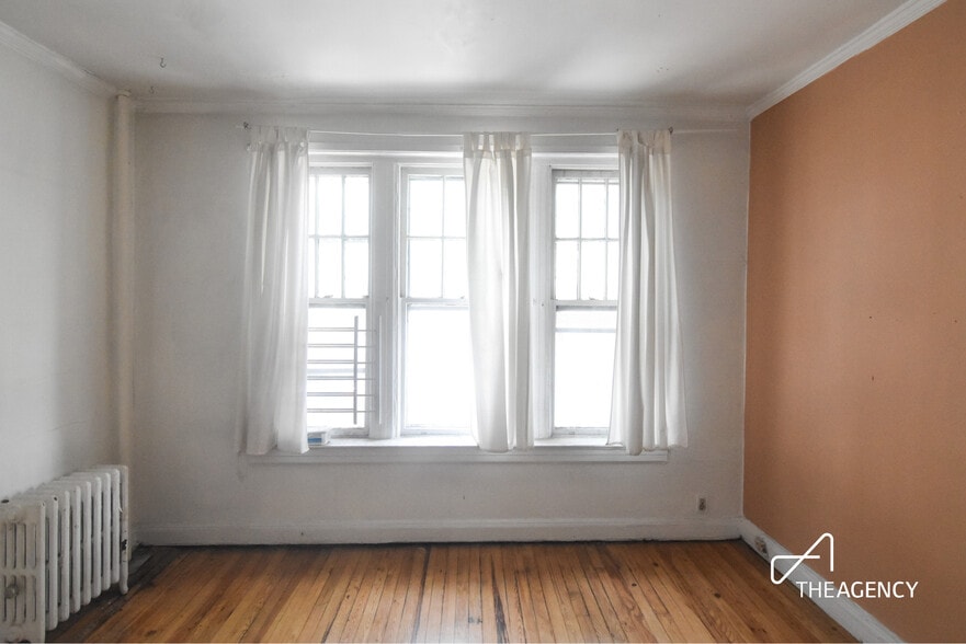 Powers St, Brooklyn, NY for sale - Interior Photo - Image 3 of 40