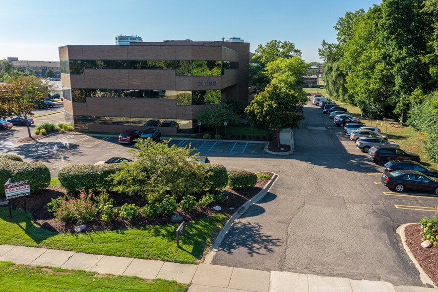 25899 W 12 Mile Rd, Southfield, MI for lease - Building Photo - Image 1 of 5