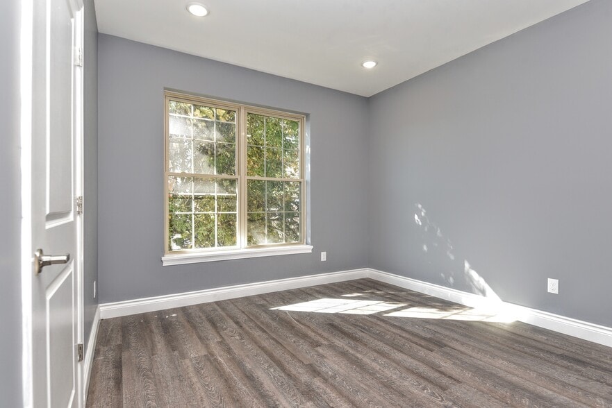 18 Unit Multifamily Portfolio portfolio of 2 properties for sale on LoopNet.com - Building Photo - Image 3 of 12