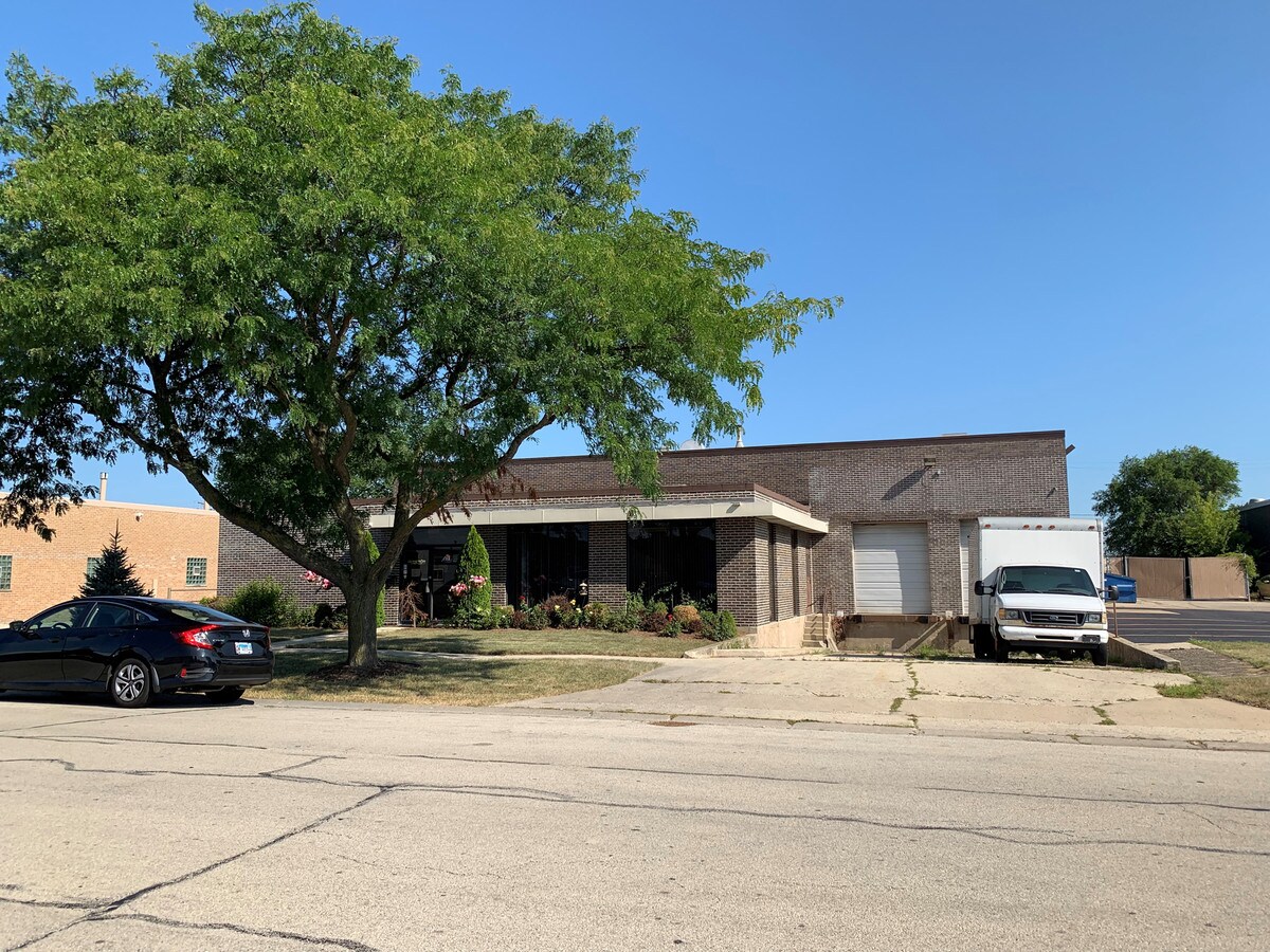 608 W Winthrop Ave, Addison, IL 60101