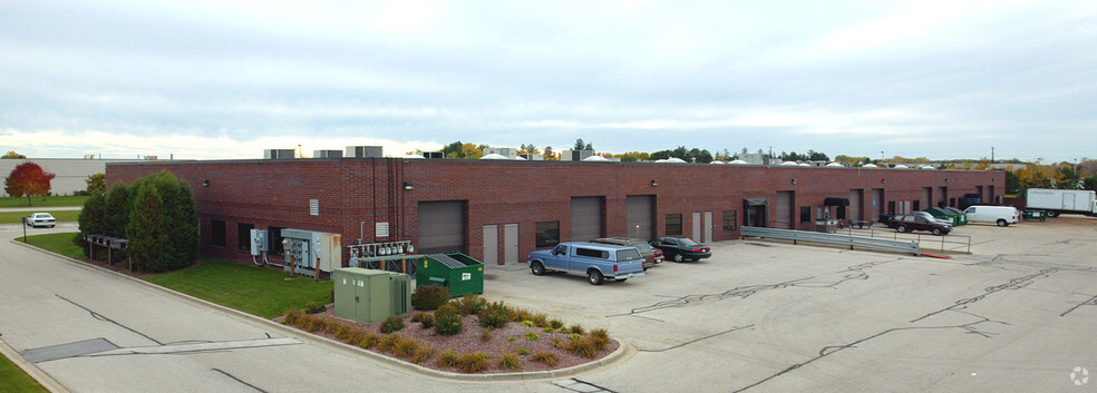 6100 W Executive Dr, Thiensville, WI for lease - Building Photo - Image 2 of 7