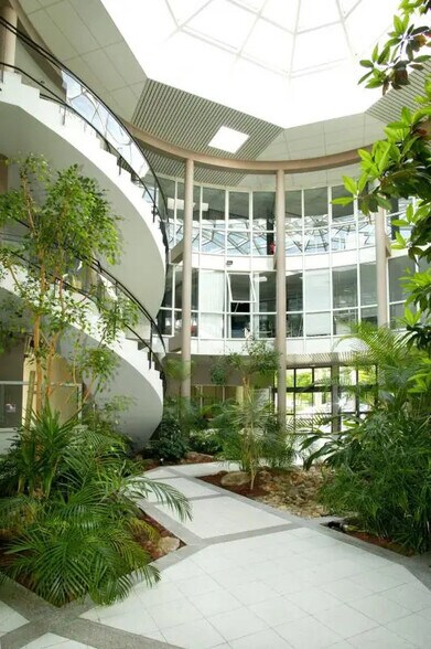 Retail in Chasseneuil-du-Poitou for lease - Lobby - Image 2 of 3