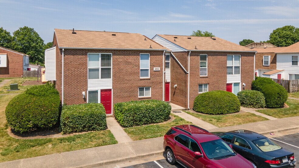 2002 N Seldendale Dr, Hampton, VA for sale - Primary Photo - Image 1 of 1