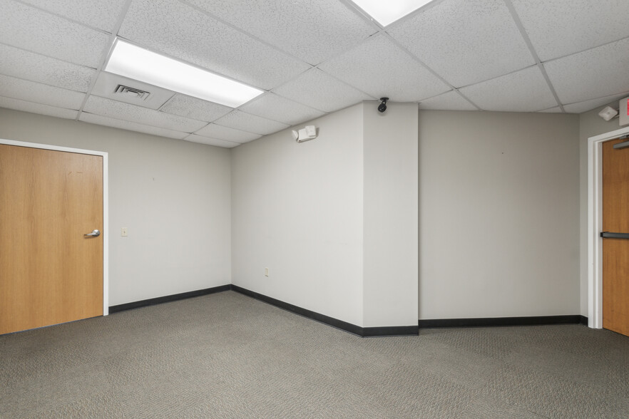 3475 West Chester Pike, Newtown Square, PA for lease - Interior Photo - Image 3 of 8