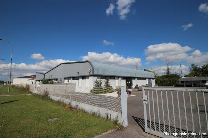 Industrial in Lons for lease - Building Photo - Image 1 of 4