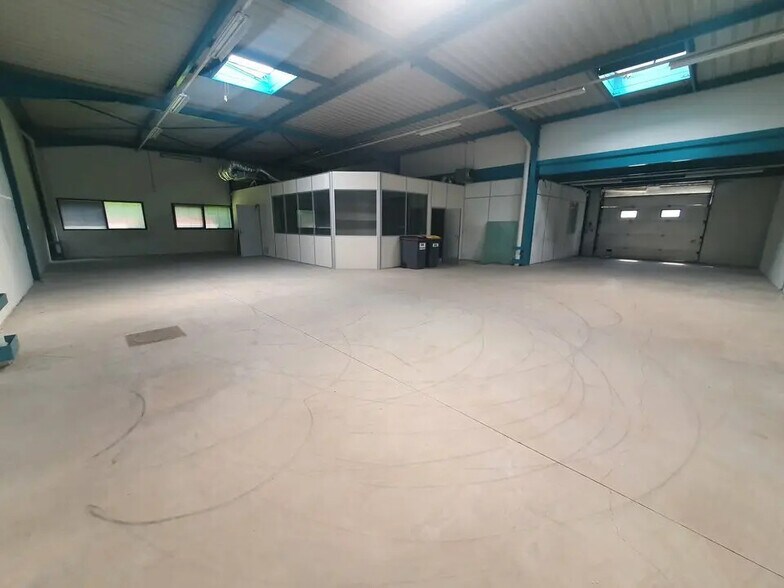 Flex in Tremblay-en-France for lease - Interior Photo - Image 2 of 18