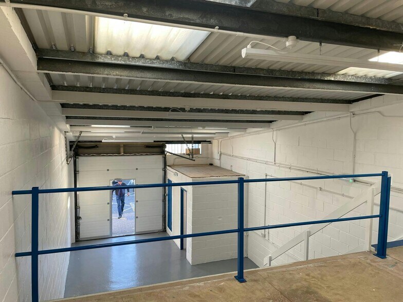 297 Ilderton Rd, London for lease - Building Photo - Image 3 of 10