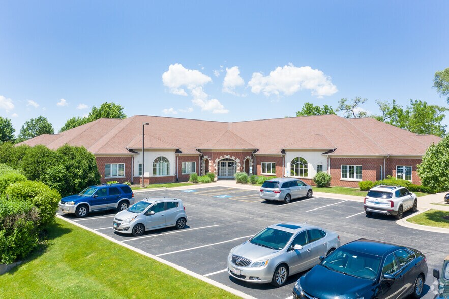 452 N Eola Rd, Aurora, IL 60502