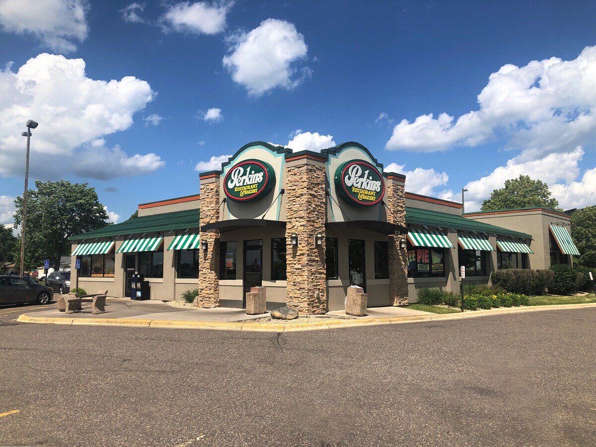8585 N Aspen Ln Brooklyn Park Mn 55445 Perkins Restaurant Bakery Loopnet