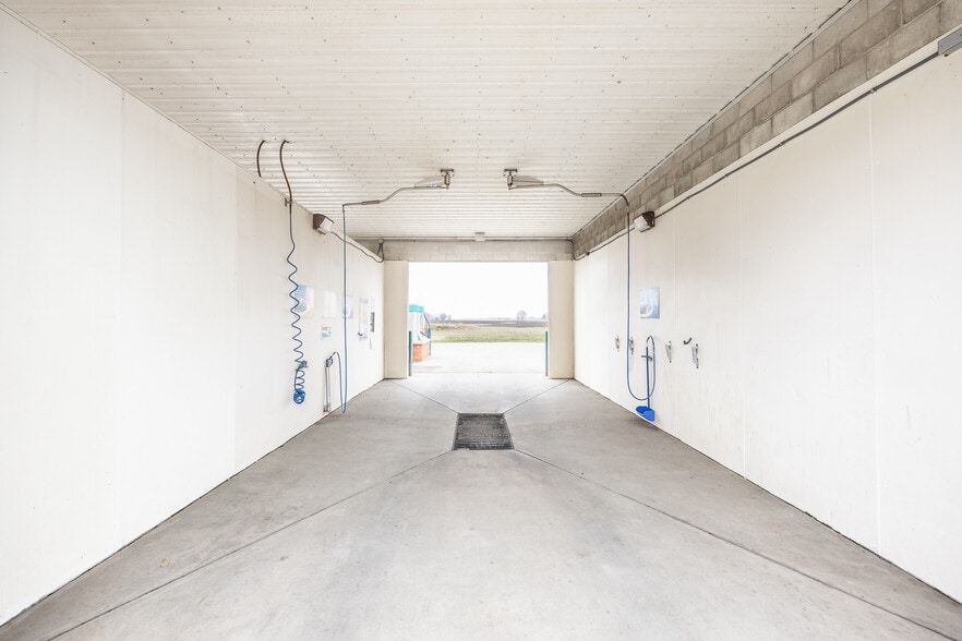 2 Car Wash-Portfolio portfolio of 2 properties for sale on LoopNet.com - Building Photo - Image 3 of 12