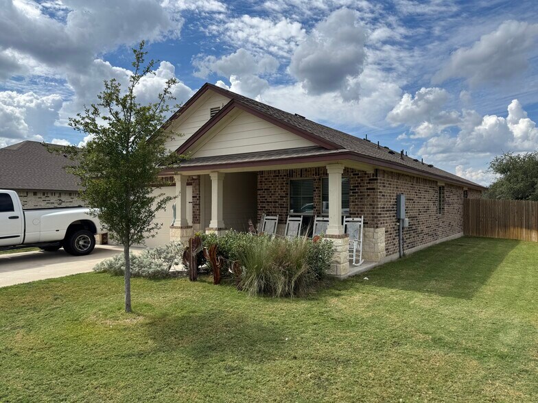 108 Cinnamon Loop, Burnet, TX for sale - Building Photo - Image 2 of 6