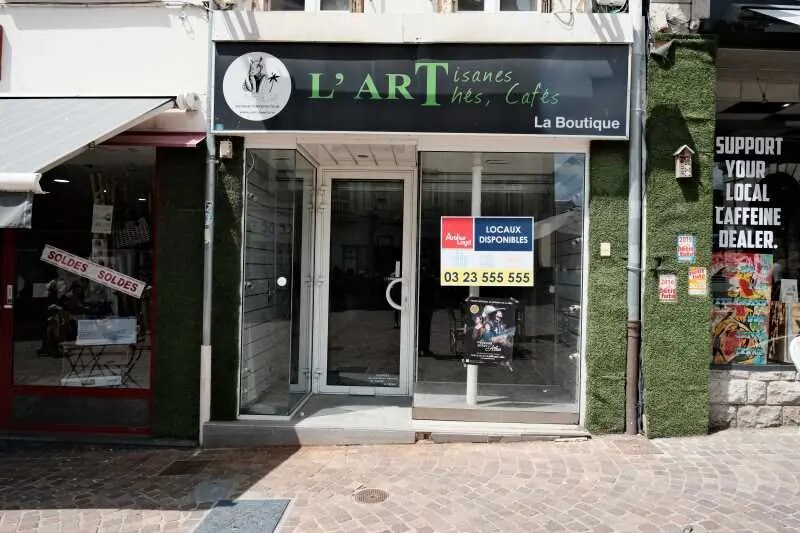 Retail in Saint-Quentin for lease - Building Photo - Image 2 of 5
