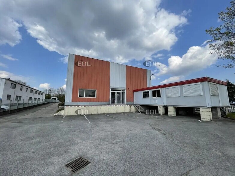 Flex in Coignières for lease - Building Photo - Image 1 of 5