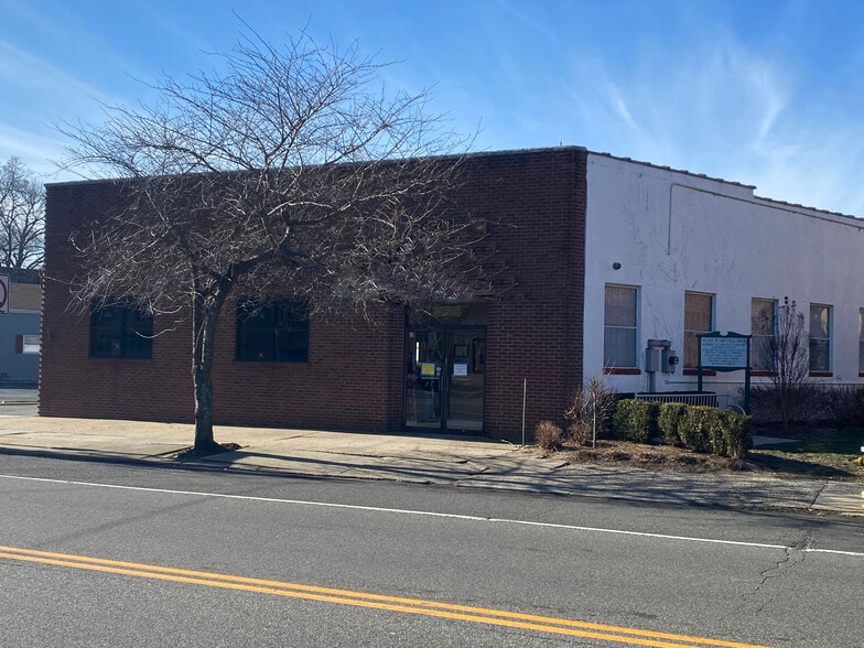 128 Broadway, Amityville, NY for sale - Primary Photo - Image 1 of 6