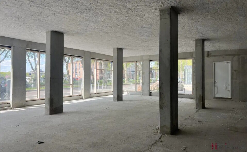 Retail in Rouen for sale - Interior Photo - Image 2 of 5