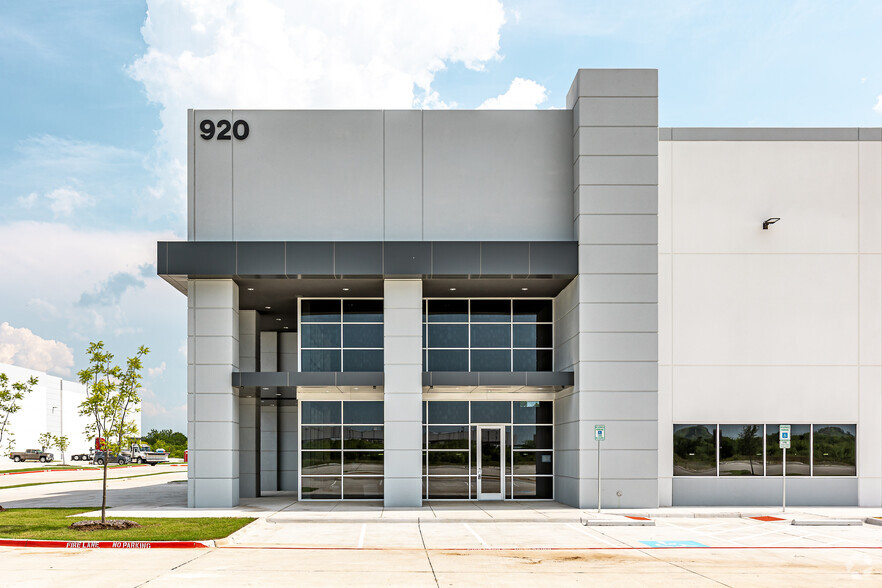 920 S Western Blvd, Denton, TX for lease - Building Photo - Image 3 of 9