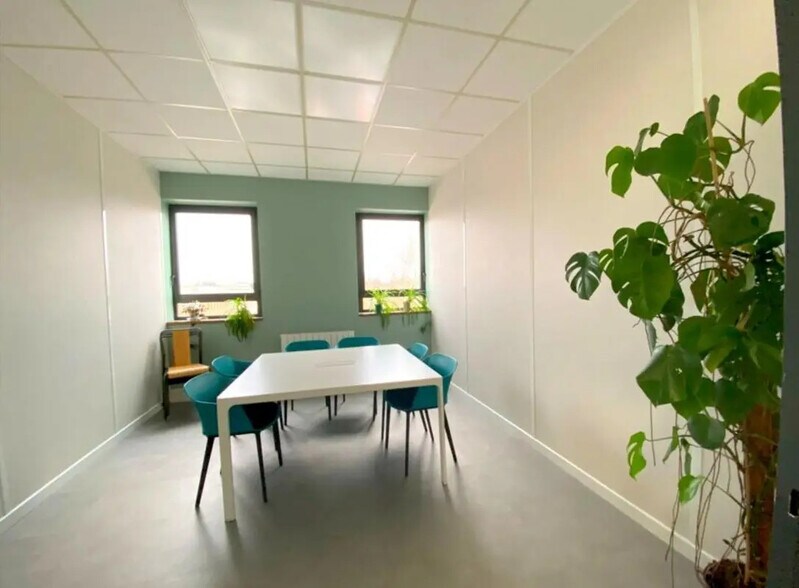 Office in Saint-Germain-en-Laye for lease - Interior Photo - Image 2 of 13