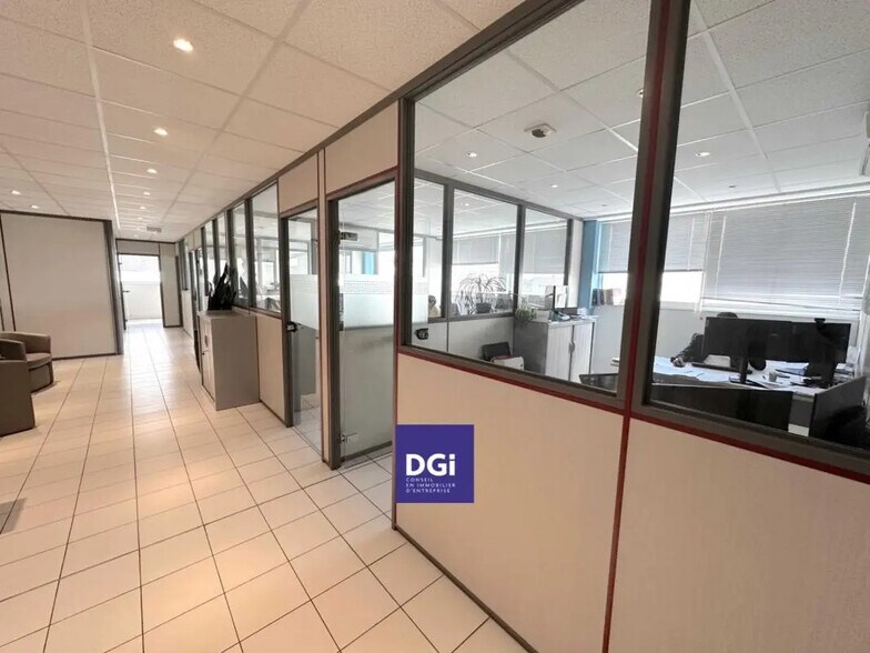 Office in Nîmes for lease - Interior Photo - Image 2 of 6