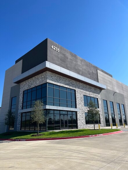 4235 Singleton Blvd, Dallas, TX for sale - Building Photo - Image 2 of 5