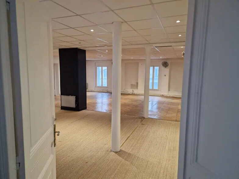 Office in Paris for lease - Interior Photo - Image 1 of 7