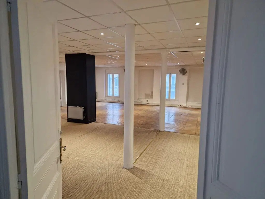 Location Bureaux 164 m² - Photo 1