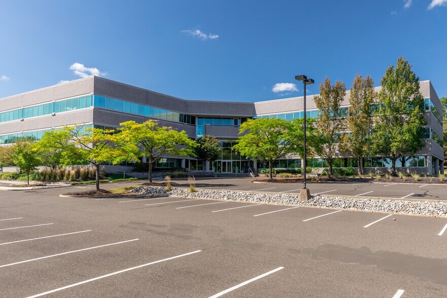 2 Walnut Grove Dr, Horsham Township, PA for lease - Building Photo - Image 2 of 12