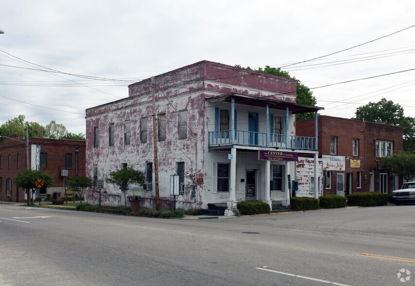 102 E Bizzell St, Laurinburg, NC 28352